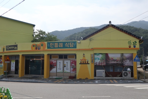 노랑노랑한 가게들에는 북하마을 주민들의 삶이 녹아 있다.