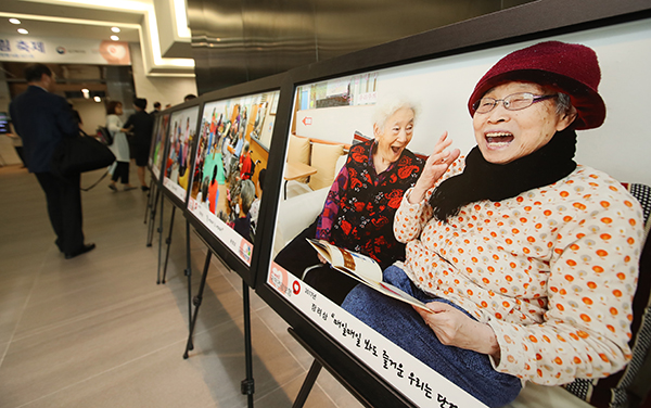 서울 강남구 삼성동 코엑스에서 열린 ‘장기요양 어울림축제’에서 참석자들이 장기요양 사진공모전 수상작을 관람하고 있다. (사진=저작권자(c) 연합뉴스, 무단 전재-재배포 금지)