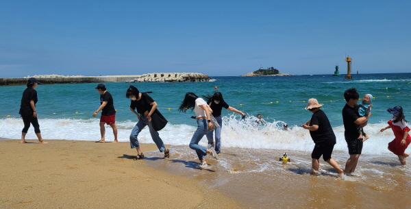 해수욕장을 찾은 사람들 대부분이 마스크를 착용하고 바다를 즐긴다.