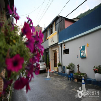 꽃으로 장식된 마을호텔 18번가 골목