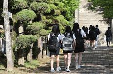 여학생 교복, 스커트 외 바지도 선택할 수 있게…가격도 인하