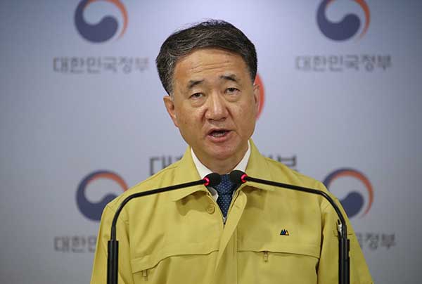박능후 보건복지부 장관이 26일 오전 정부서울청사 브리핑실에서 의사협회의 집단휴진과 관련해 긴급 정부대응 담화를 발표하고 있다. (사진=저작권자(c) 연합뉴스, 무단 전재-재배포 금지) 