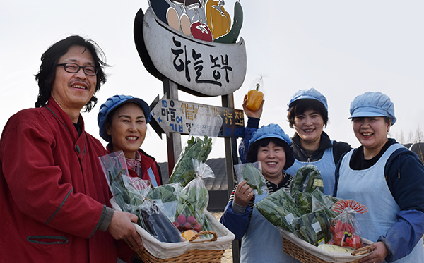 조철호 하늘농부 대표(맨 왼쪽)가 직원들과 함께 하늘농부 농산물을 소개하고 있다. (사진= 하늘농부 영농조합법인 제공)