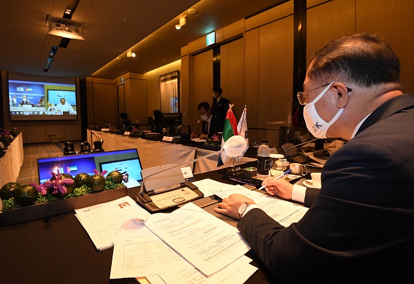 빈 투크 알 마리 UAE 경제부 장관과‘제7차 한-UAE 경제공동위원회’ 화상회의를 진행하고 있다.(사진=기획재정부)