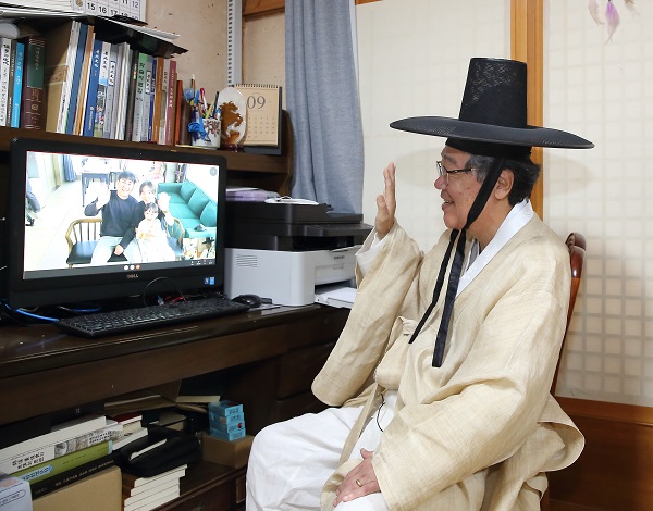 광주 이씨 석담 종손 이병구씨가 24일 오후 자택에서 자녀와의 화상 통화에서 추석 고향 방문 자제를 요청하고 있다. 