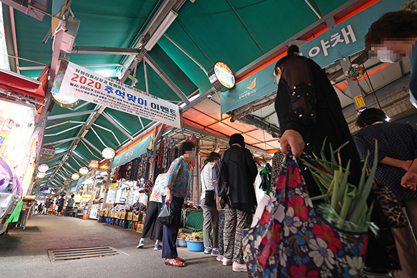 추석을 앞둔 24일 오후 서울 성북구 장위전통시장을 찾은 시민들이 장을 보고 있다. (사진=저작권자(c) 연합뉴스, 무단 전재-재배포 금지)