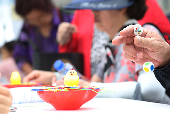 지난해 9월 22일 오후 서울광장에서 열린 ‘2019 건강서울 페스티벌’에서 시민들이 치매예방을 위한 게임을 하고 있다. (사진=저작권자(c) 연합뉴스, 무단 전재-재배포 금지) 