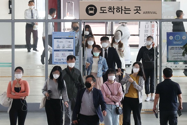 서울 강남 고속버스터미널에서 마스크를 착용한 시민들이 밖으로 나서고 있다.(사진=저작권자(c) 연합뉴스, 무단 전재-재배포 금지)