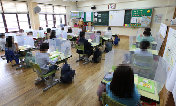 등교수업 하는 초등학생들. (사진=저작권자(c) 연합뉴스, 무단 전재-재배포 금지) 