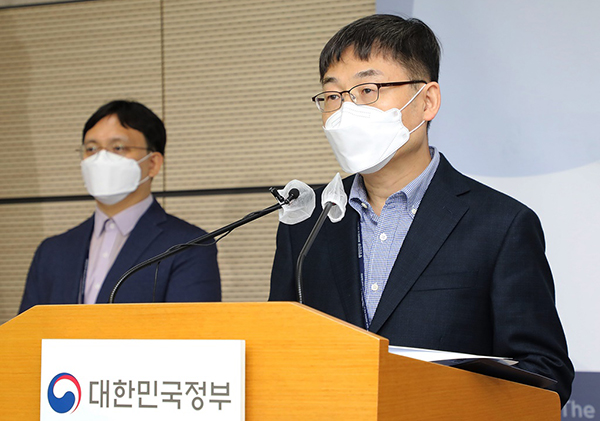 장수완 행정안전부 디지털정부국장이 16일 정부세종청사 공용브리핑룸에서 경제협력개발기구(OECD)에서 처음으로 실시한 ‘디지털정부평가(The OECD 2019 Digital Government Index)’ 결과 발표를 하고 있다. (사진=행정안전부 제공)