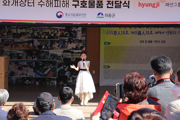 트롯신동 김다현양이 화개장터 무대에서 신곡을 부르고 있다.(사진=중소벤처기업부)