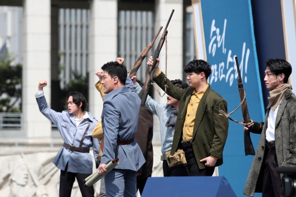 지난 6월 7일 오전 서울 용산구 전쟁기념관에서 ‘독립전쟁 봉오동전투 전승 100주년 기념식’에서 기념공연이 펼쳐지고 있다. 