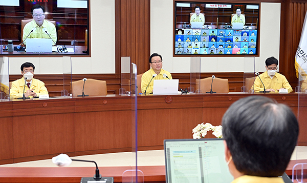 김부겸 국무총리가 11일 서울 세종로 정부서울청사에서 열린 코로나19 중대본 회의를 주재하고 있다.(사진=국무조정실)