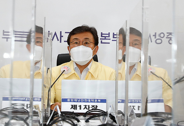 권덕철 중앙재난안전대책본부 제1차장(보건복지부 장관)이 중앙재난안전대책본부 회의를 주재하며 발언하고 있다. (사진=보건복지부)