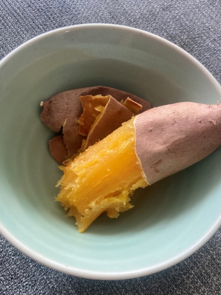 오랜 기침으로 목이 따가운 증상이 있어 가급적 부드러운 음식이나 죽 등을 섭취하고 있다.