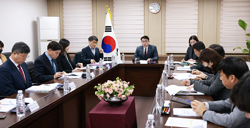 장상윤 교육부 차관이 13일 한국교육시설안전원에서 열린 ‘사회위기대응 범부처 전담팀(TF)’ 제1차 회의에서 모두발언을 하고 있다. (사진=교육부)