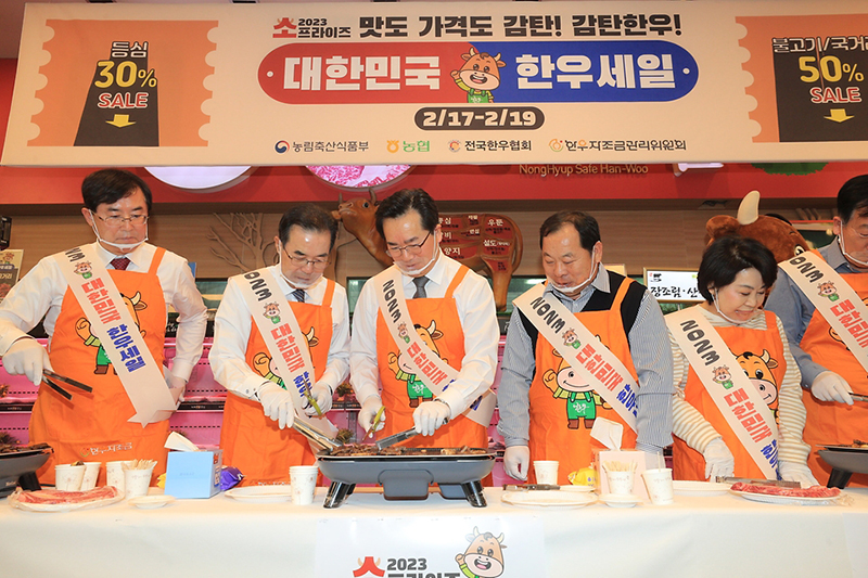 정황근 농식품부 장관이 지난 2월 15일 서울 서초구 하나로마트 양재점에서 열린 ‘소프라이즈 2023 대한민국 한우 세일’ 행사에 참석, 시식용 한우를 굽고 있다.(사진=농식품부)