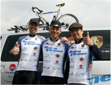 제1회 대한민국 자전거축전에 번외팀으로 참가한 ‘롤링 스톤즈’ 선수단과 문정욱 감독. 왼쪽부터 스탠 크로커, 데이빗 벨, 문 감독.<사진=문화체육관광부 홍보지원국 박준수>
