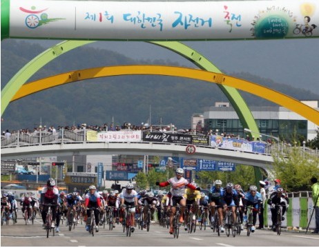 제1회 대한민국 자전거축전 셋째 날 경기가 27일 원주 따뚜공연장에서 청주 예술의전당에 이르는 116.2km 구간에서 열렸다.