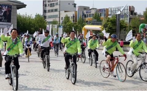 이날 자전거축전과 함께 ‘녹색충북 자전거대행진’이 열렸다. 정우택 충북도지사(가운데)를 비롯한 지자체 대표단과 투어단이 청주시내 2㎞ 가량을 이동하며 자전거 퍼레이드를 펼친 뒤 청주 예술의 전당 광장으로 들어오고 있다.