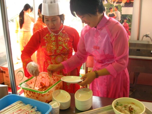 결혼이민자 김지민(왼쪽)·윤영금 씨가 29일 제주 월드컵경기장에서 개막한 ‘제주 국제문화관광 엑스포’에서 베트남 쌀국수를 만들고 있다.