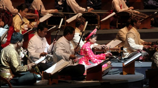 아세안 10개국과 한국의 전통악기들로 구성된 ‘한·아세안 전통음악 오케스트라’가 31일 제주국제컨벤션센터(ICC)에서 열정적인 무대를 선보이고 있다. 