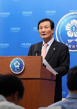 윤증현 기획재정부 장관이 올 하반기부터 달라지는 서민정책에 대해 브리핑하고 있다.