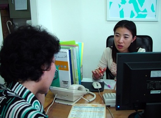 서울 종로구 명륜동에 위치한 종로 새일센터에서 한 직업상담원이 여성구직자와 취업상담을 하고 있는 모습.<사진=문화체육관광부 홍보지원국>