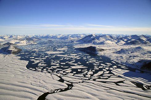 거대한 빙붕(氷棚)이 떨어져나간 북극의 모습