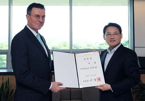 귀화 한국인으로는 처음 공기업 수장을 맡은 이참(李參) 신임 한국관광공사 사장이 30일 문화체육관광부에서 유인촌 장관에게 임명장을 받고 있다. 사진=문화체육관광부 홍보담당관실 전소향