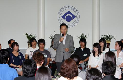 ̸  30   ϵ бȸ  л, кθ  60    ڱ å 尣ȸ ϰ ִ.(=մ) 