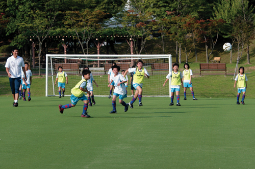 스포츠바우처로 시행되는 체육종목 중에서 축구가 제일 인기다. 사진은 충남 천안시 백성동 청소년수련관 방과후 아카데미 활동 모습.