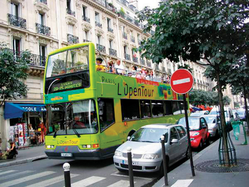 도심에서는 천장 개방형 2층버스가 도로를 누비게 된다. 사진은 프랑스 파리에서 운행중인 지붕 없는 2층 버스.