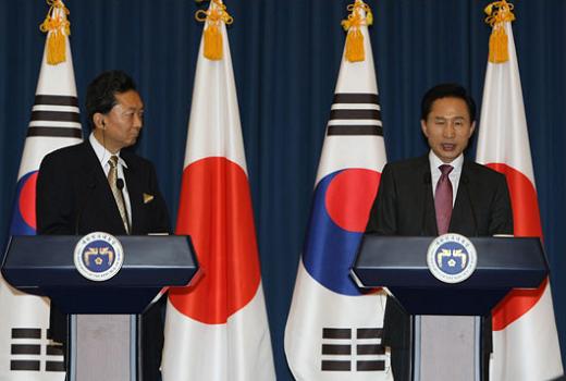 이명박 대통령과 하토야마 유키오 일본 총리가 정상회담 직후 기자회견을 열고 있다.<사진=청와대>