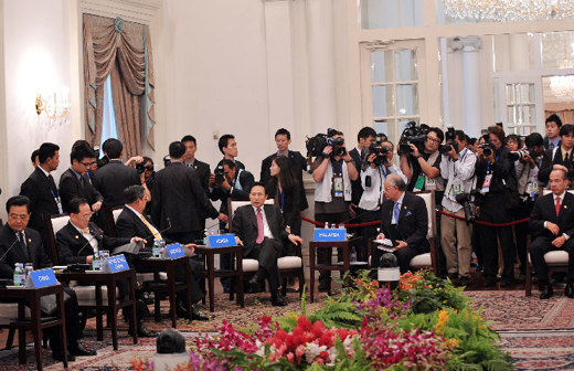 이명박 대통령 등 APEC 21개국 정상들이 14일 싱가포르 대통령궁 이스타나에서 지속성장을 의제로 ‘위기이후 아시아의 성장전략-위기이후 세계경제 재편’에 대해 논의하고 있다. <사진=청와대>