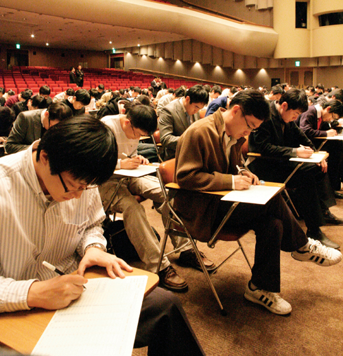 11월 11일 한국전력에서는 전문인력 채용 인성 및 적성검사가 있었다. 녹색성장 기술 및 해외사업 부문 전문인력을 채용하는 시험으로 해외 MBA와 로스쿨 졸업자 등 높은 ‘스펙’을 가진 지원자가 많았다.