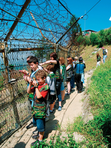 지난해 여름 경기 연천에서 철책선을 따라 걷는 외국인 관광객들. 지난 한 해 DMZ를 다녀간 외국인은 76만 3천6백60명으로 안보관광과 생태관광을 겸한 코스로 주목받고 있다.