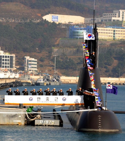 1일 안중근함 승조원들이 해군 부산작전기지에서 취역식 직후 잠수함 갑판에 도열해 있다.