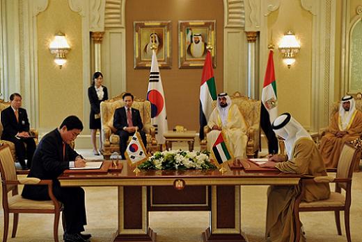 우리나라의 한전컨소시엄이 UAE에 원전 4기 건설사업 사업자로 선정됨으로써 한국형 원전수출에 첫 성공했다. 이명박 대통령과 UAE 칼리파 대통령이 임석한 가운데,  ‘한-UAE 경제협력 협정’에 서명을 하고 있는 최경환 지식경제부장관(맨 왼쪽)과 압둘라 UAE 외교장관.