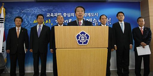 정운찬 국무총리가 11일 서울 세종로 정부중앙청사 브리핑실에서 교육과 과학을 중심으로하는 경제도시를 건설한다는 구상이 담긴 세종시 수정안을 발표하고 있다. <사진=연합뉴스>