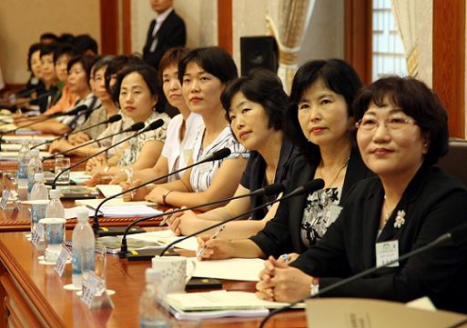 청와대에서 이명박 대통령 주재로 열린 생활공감정책 점검회의에 참석한 주부모니터단. <사진=연합뉴스>