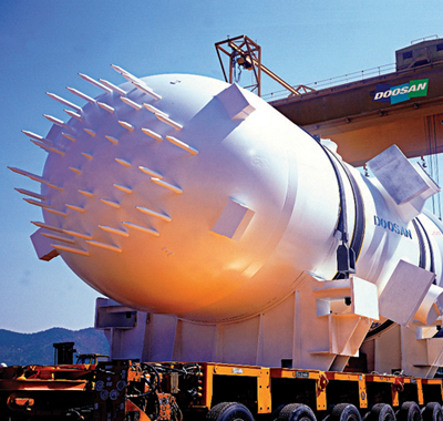 두산중공업에서 제작한 원자로가 사내 부두를 통해 출하되고 있다.