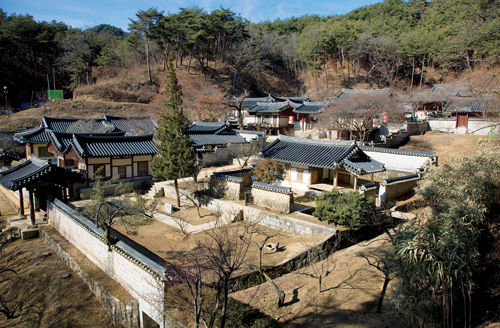 퇴계 이황을 모신 도산서원. 바로 앞의 건물이 퇴계가 5년에 걸쳐 완성한 도산서당이다.