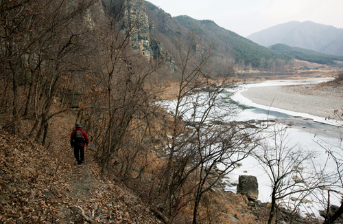 낙엽 쌓인 오솔길을 지나는 퇴계 녀던길. 오른쪽으로 멀리 농암 종택이 보인다.