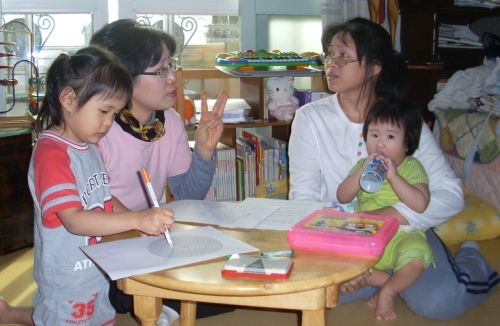 한 결혼이민여성이 가정방문 한국어교사와 함께 한국어 수업을 받고 있다. <사진=동대문구 다문화가족지원센터 제공>