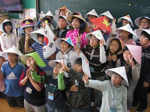 베트남인 유티미아 씨가 지난해 12월 서울 도봉초등학교에서 다문화 시범수업을 진행하고 있다. 