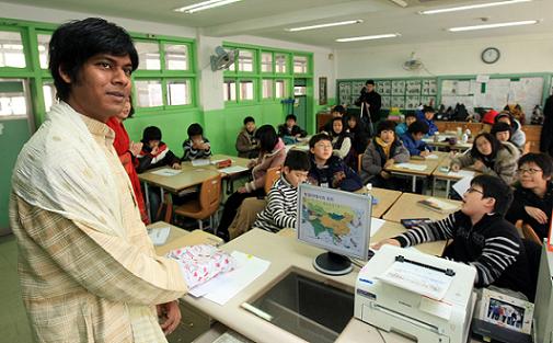 서울 구로구 동구로초등학교에서 수업을 진행중인 아메드 마붑 씨.