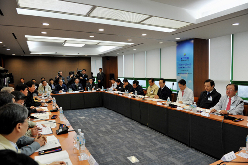 이명박 대통령이 6일 오전 인천시 연수구 송도동 한국생산기술연구원에서 비상경제대책회의를 열어 뿌리산업 경쟁력 강화 전략을 논의하고 있다.(사진=청와대)