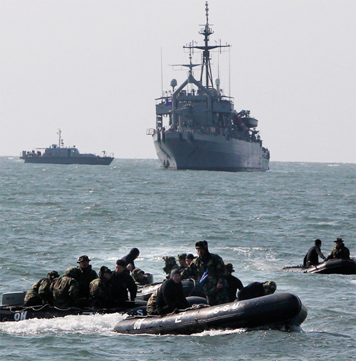 실종된 천안함 수색과 승조원 구조에 나선 해군 구조대원들.