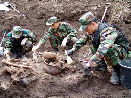 장병들이 6.25당시 포항 전투 전사자의 유해를 발굴하고 있다.